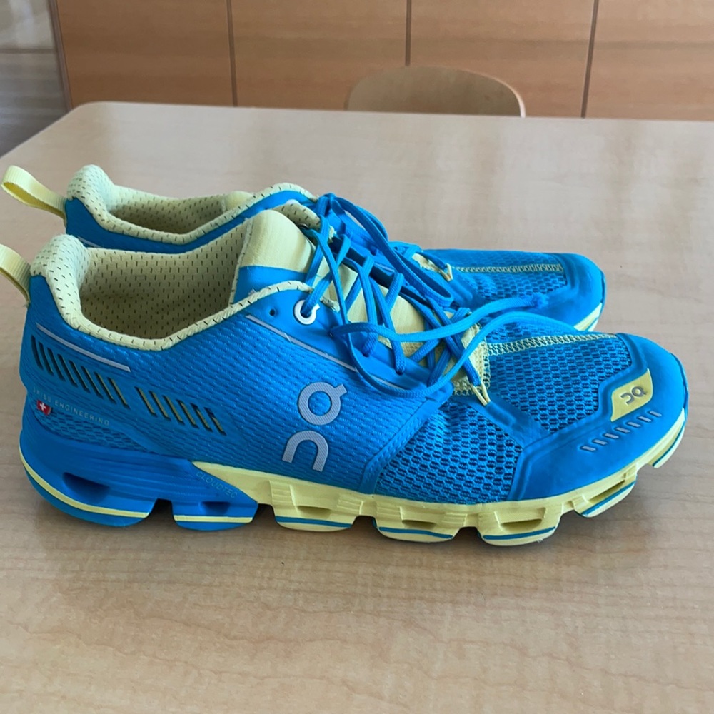 On cloud women’s running sneakers, size 8.5, 40
